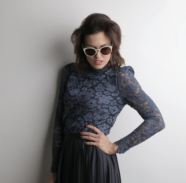 Comment intégrer des accessoires en raphia dans une tenue estivale?